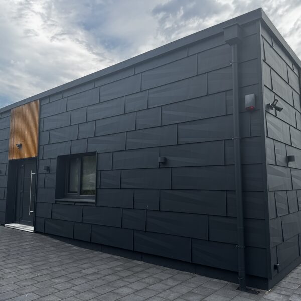 Prefa FX.12 fasādes panelis, P.10 Anthrazit | Privātmāja, Latvija | ©Axcelere metal