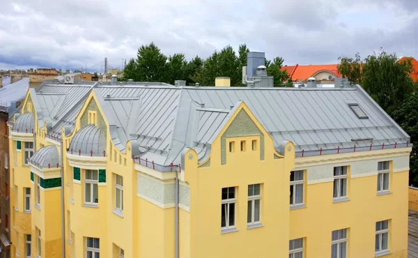 Alumīnija valcprofila jumts PREFALZ Zinkgrau | Dzīvokļu īres nams, Rīga | @Axcelere metal