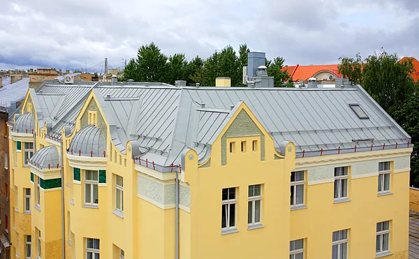 Alumīnija valcprofila jumts PREFALZ Zinkgrau | Dzīvokļu īres nams, Rīga | © Axcelere metal
