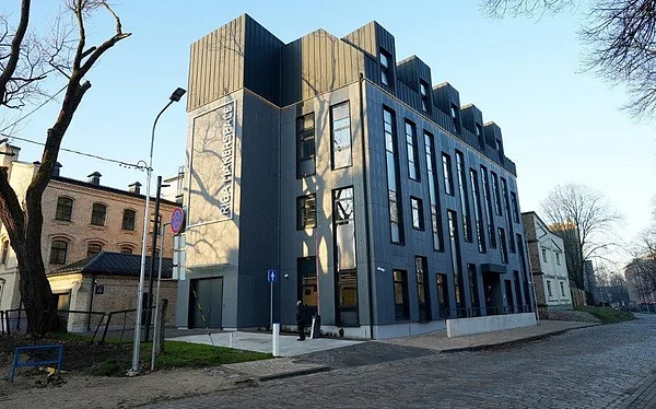 Alumīnija valcprofila jumts un fasāde P.10 Atnthrazit | RIGA MAKERSPACE |  © Axcelere metal